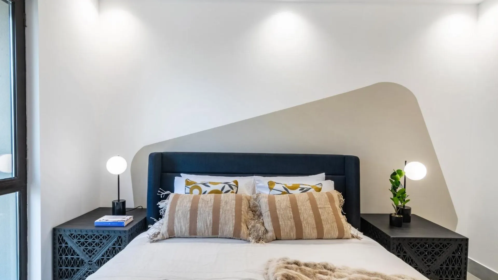 The Smart Concierge - Reehan 8 Dubai Apartment